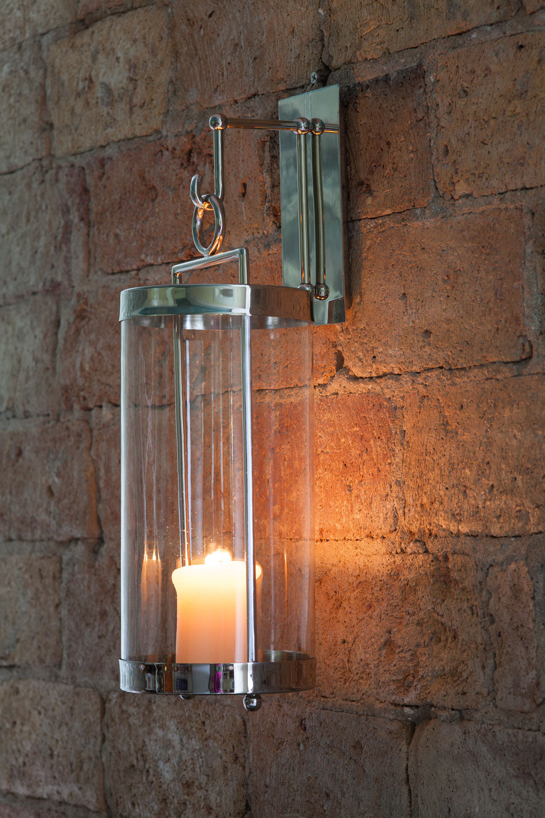 Covent Garden seinavalgusti rippuvate kaunistustega